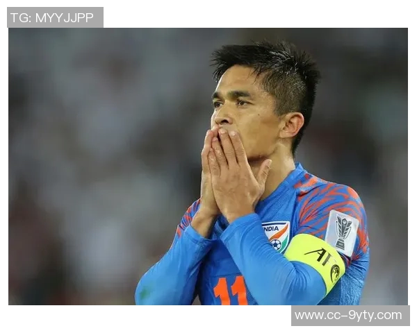 梅西与切特里在孟买球场亲切握手展现友谊与尊重